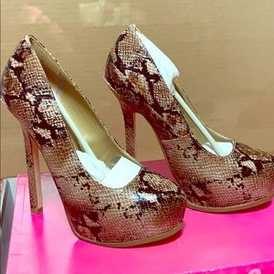 Shoe Dazzle High heel shoes